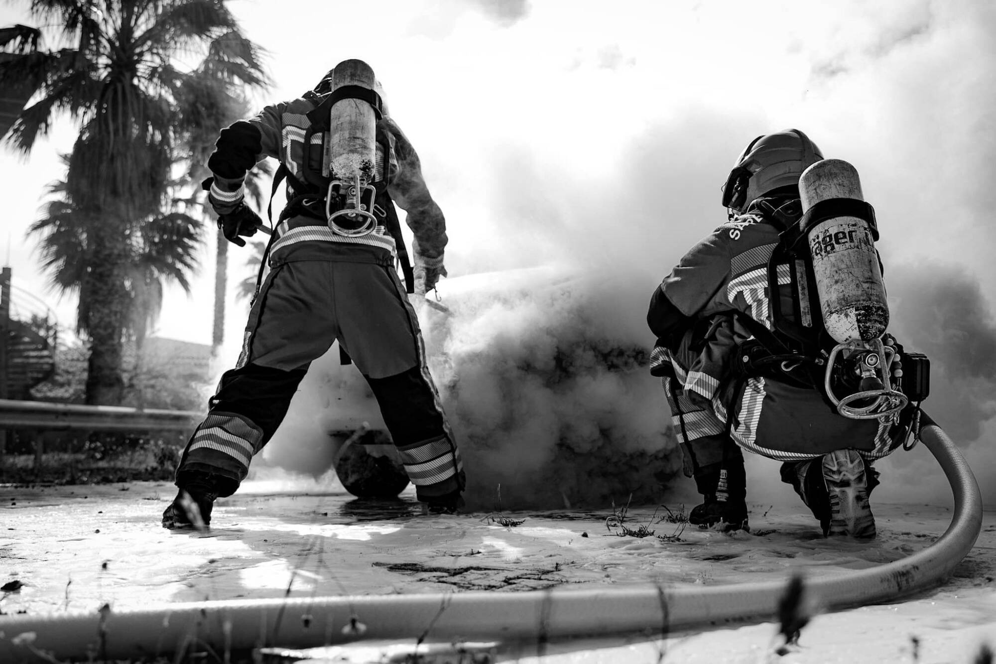 Les sapeurs pompiers de Fr jus et Saint Rapha l en noir et blanc